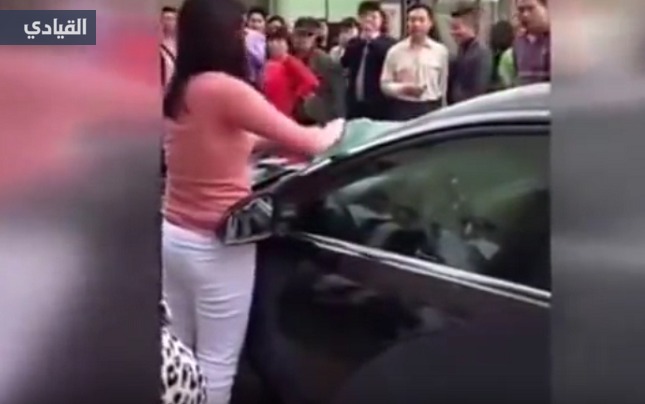 بالفيديو: لن تصدق ما فعلته هذه السيدة في زوجها بسبب الخيانة